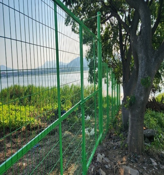 출입문B 및 메쉬헨스설치2